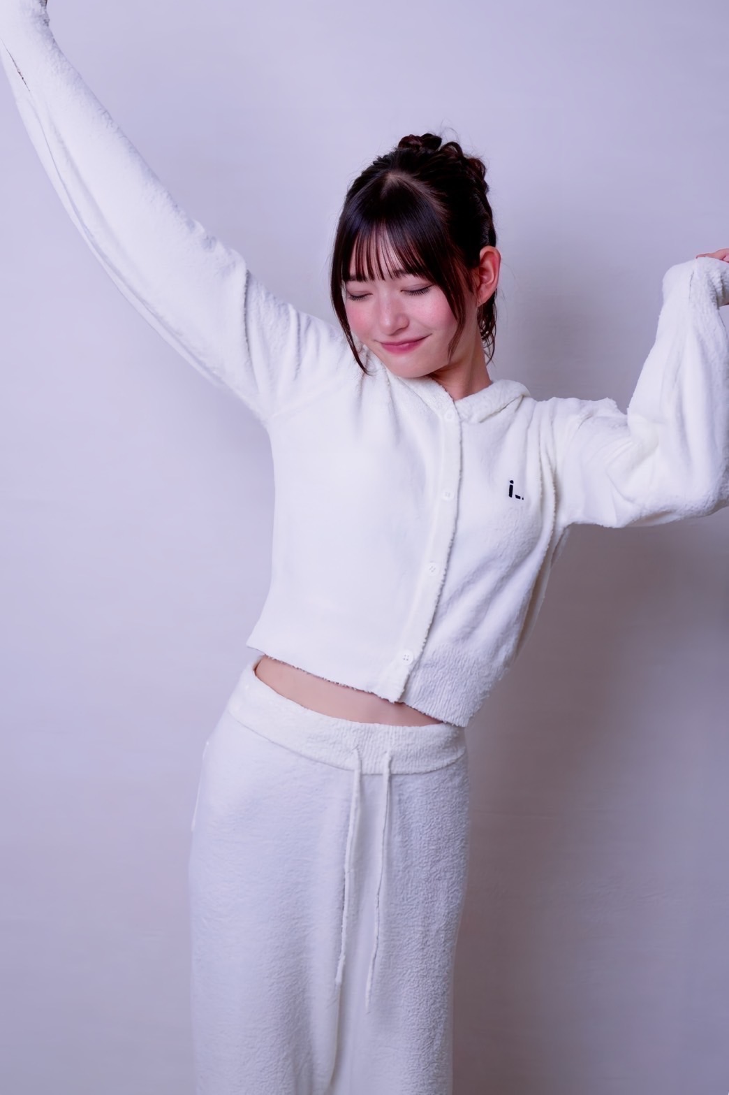 美しい白い薔薇のクローズアップ - 強くてやさしい女性の象徴